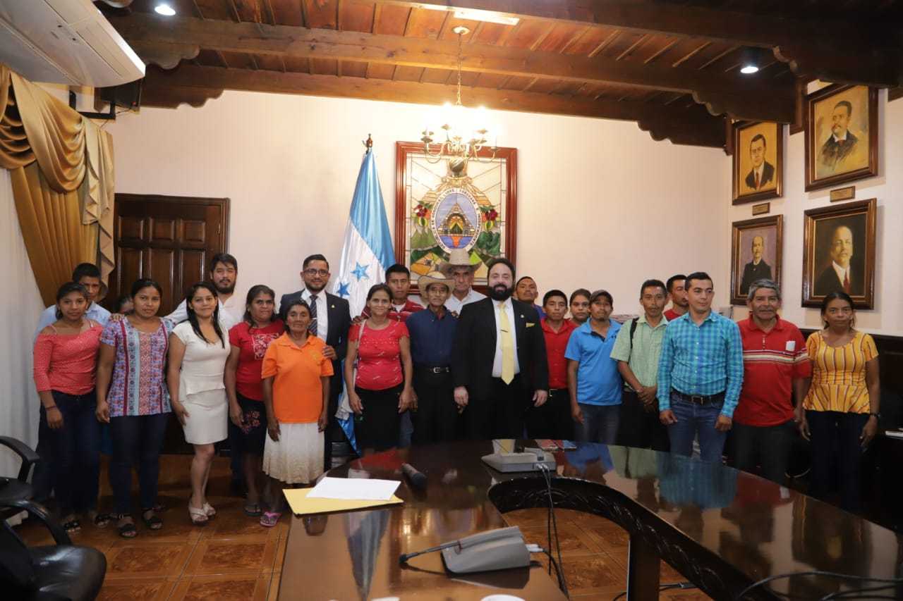 Presidente Luis Redondo recibe a habitantes de Intibucá para ayudar a solventar problemas de títulos de tierra